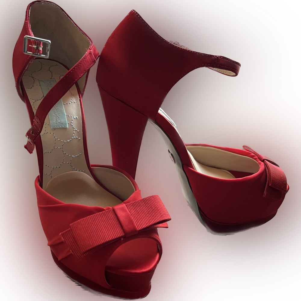 Betsy Johnson Pouf red Chiffon Platform heels